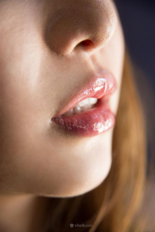 男子扒开美女的私处舔